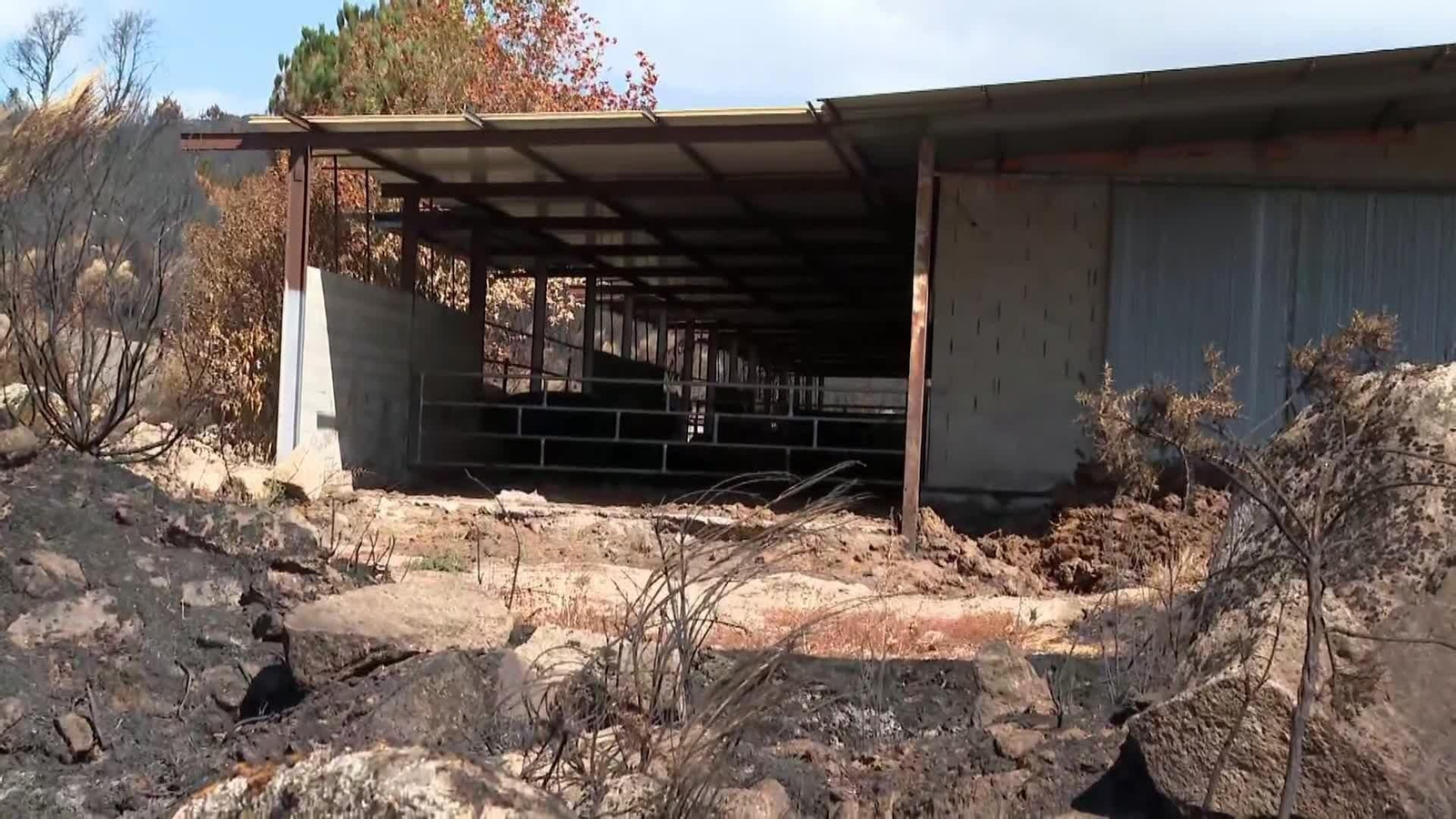 Rescate al límite de tres vecinos atrapados en una granja en llamas