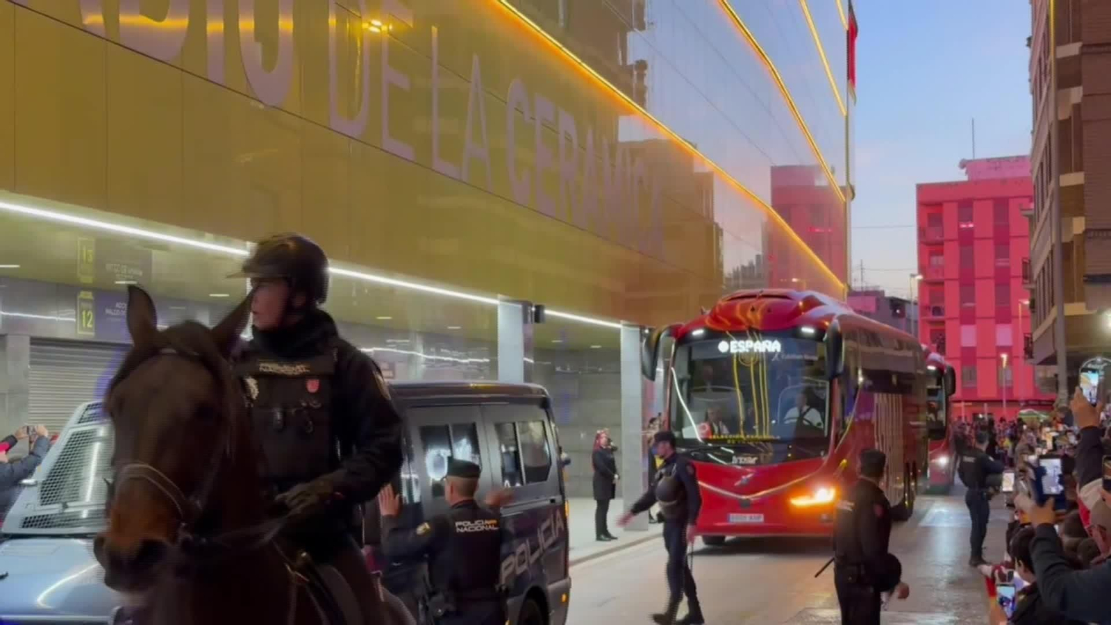 V077-VILLARREAL LLEGADAS ESPAÑA SERBIA