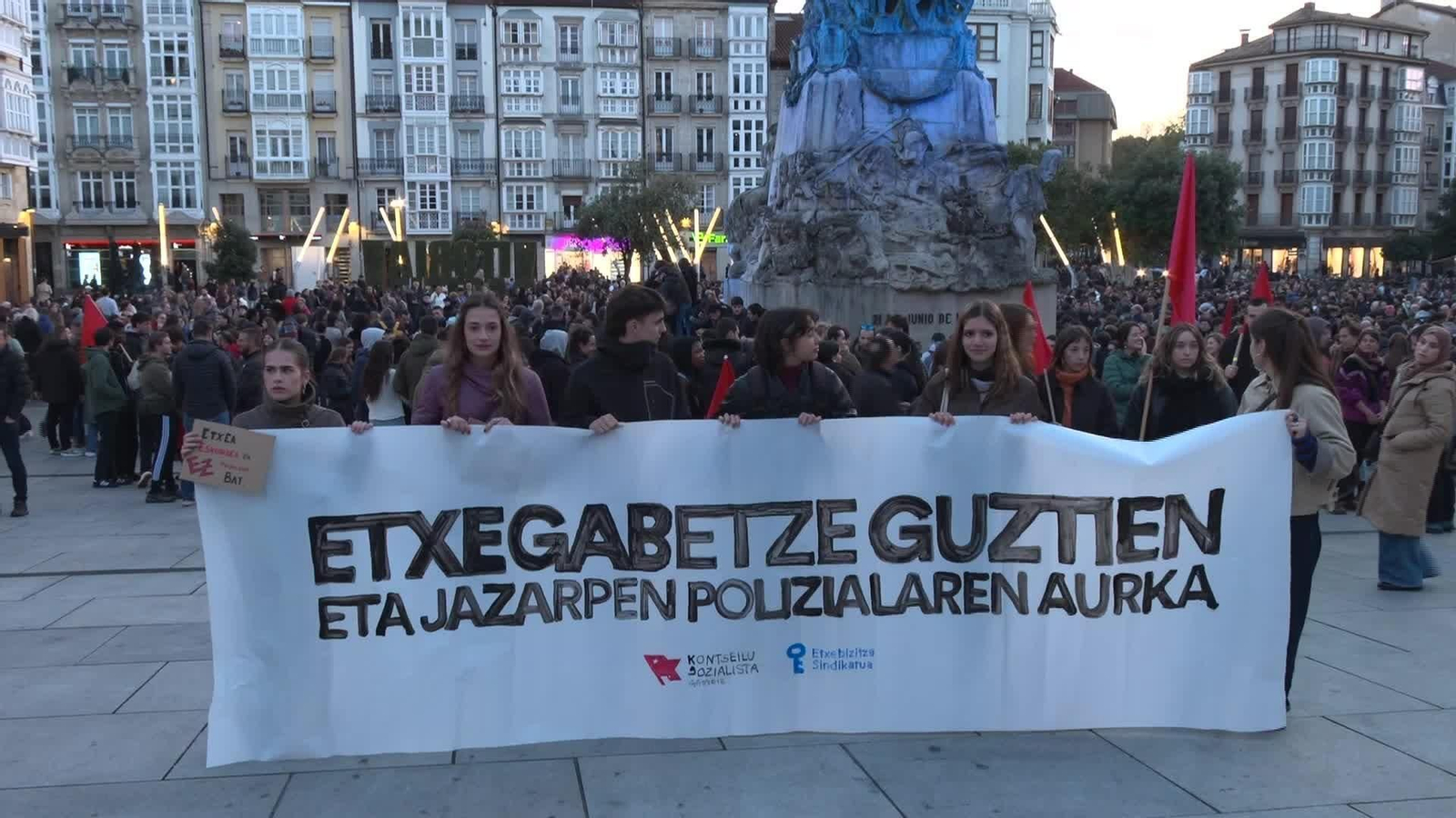 V095-VITORIA PROTESTA DESAHUCIO TARDE