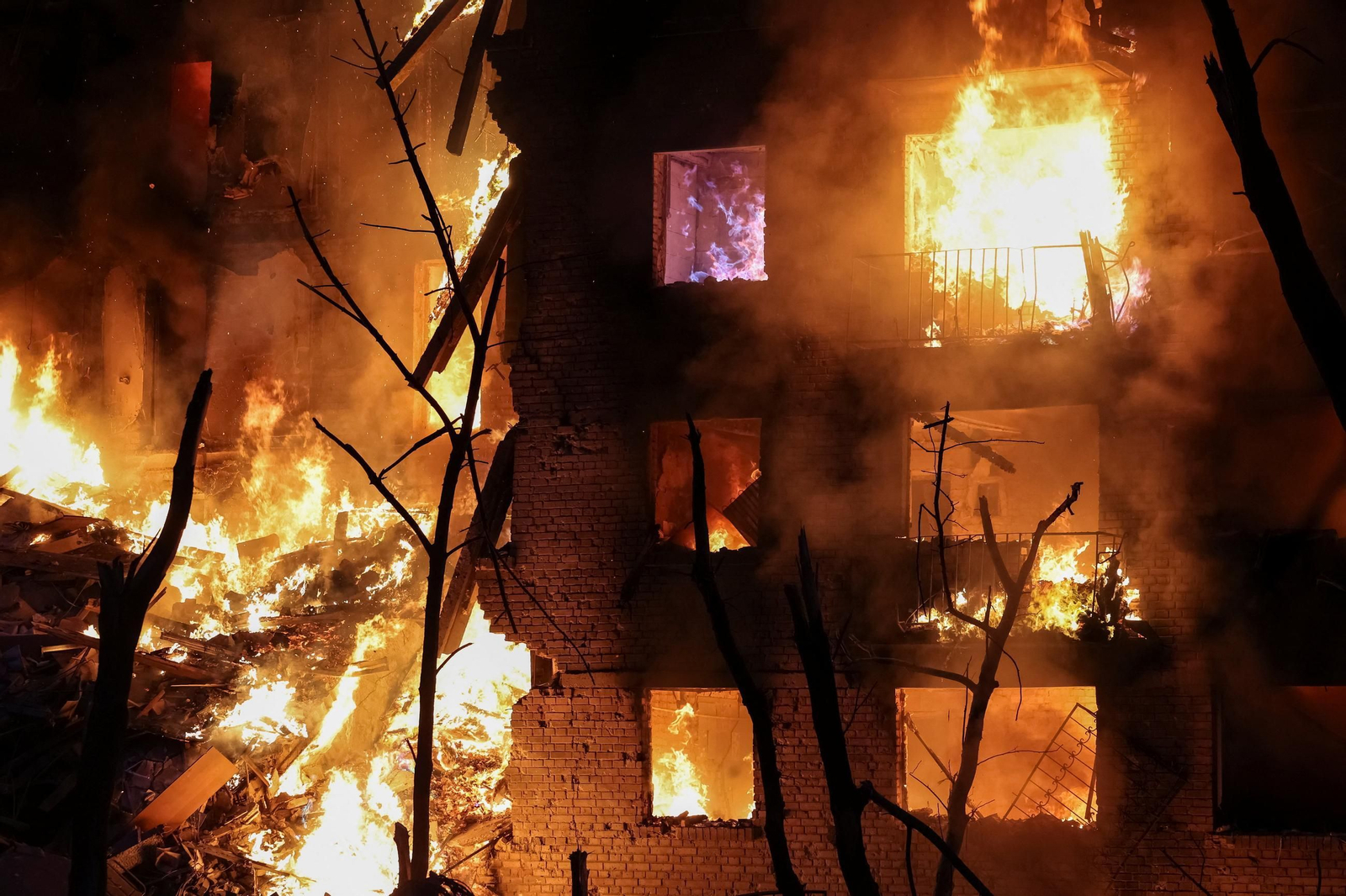 Bomberos de Kiev trabajan contra reloj para extinguir los incendios tras el ataque ruso