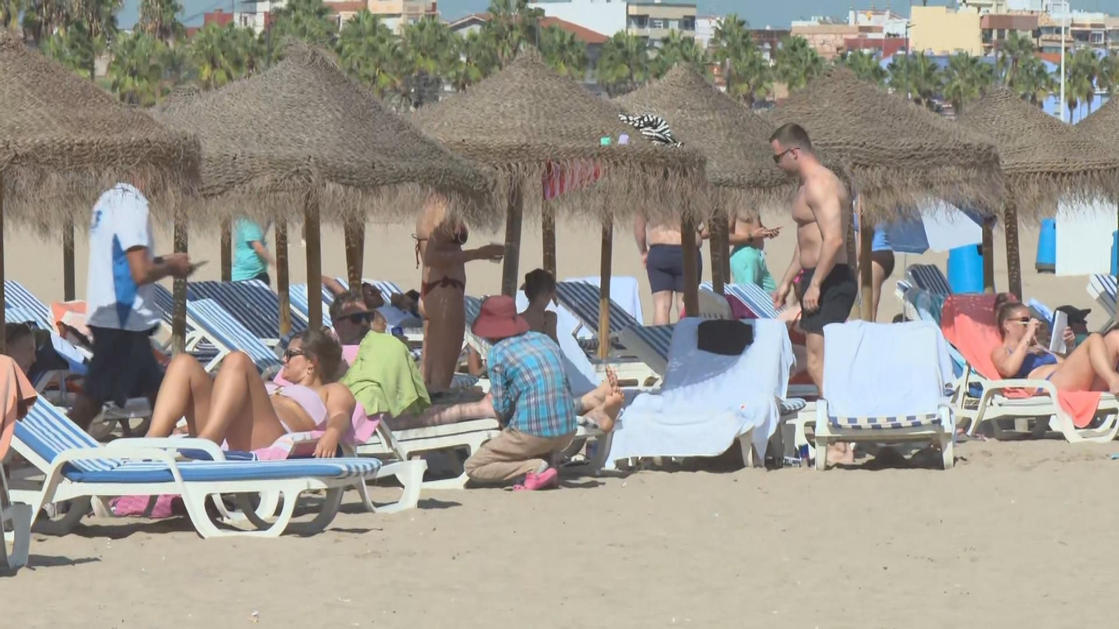 Gente en la playa de Valencia en octubre