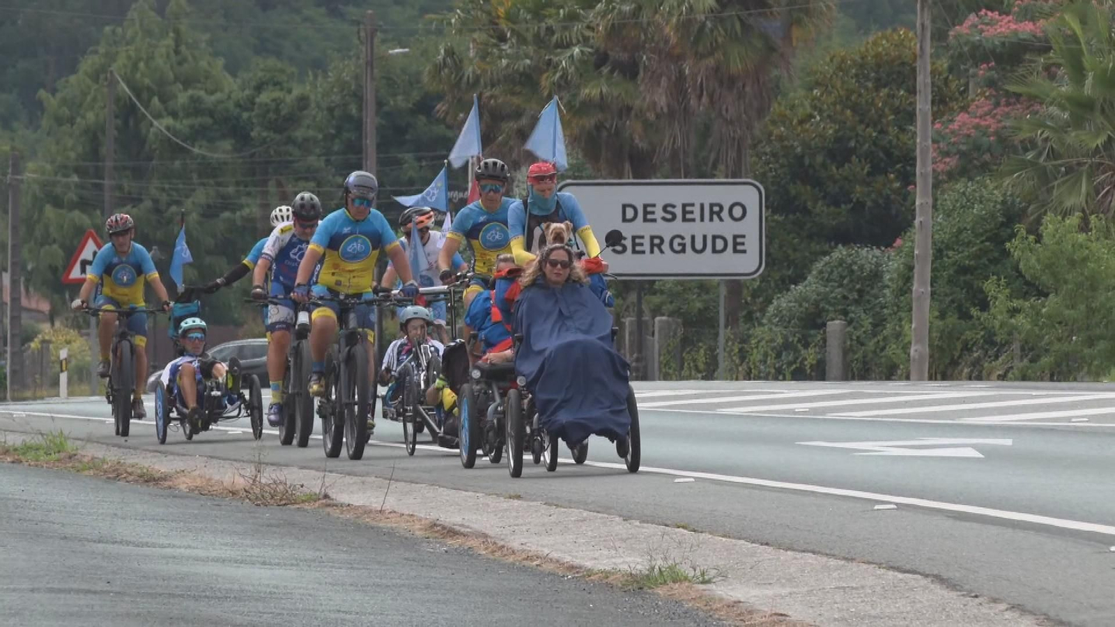 Los peregrinos de DisCamino alcanzan la catedral de Santiago con mucha fuerza y emoción