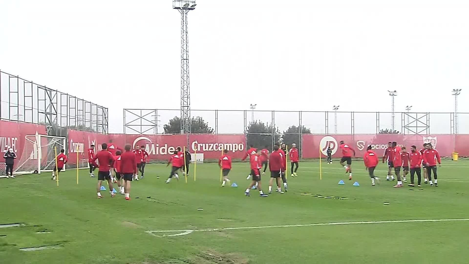 X070-SEVILLA ENTRENO SEVILLA Y RP JUGADOR