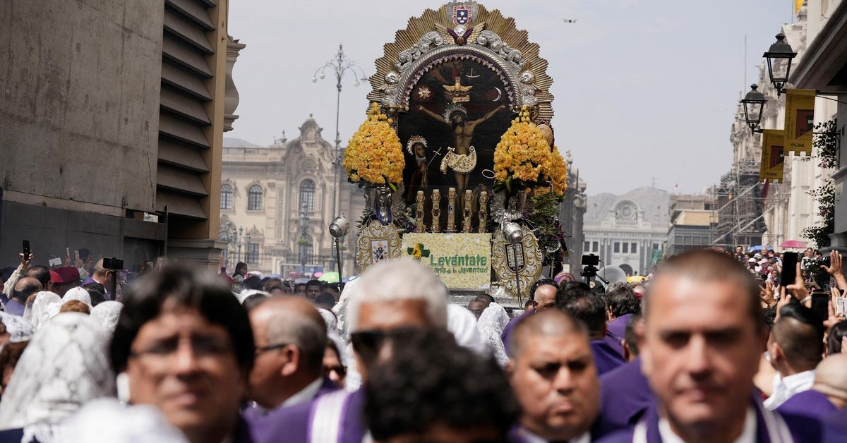 Miles de fieles participan en Lima en la procesión del Señor de los ...