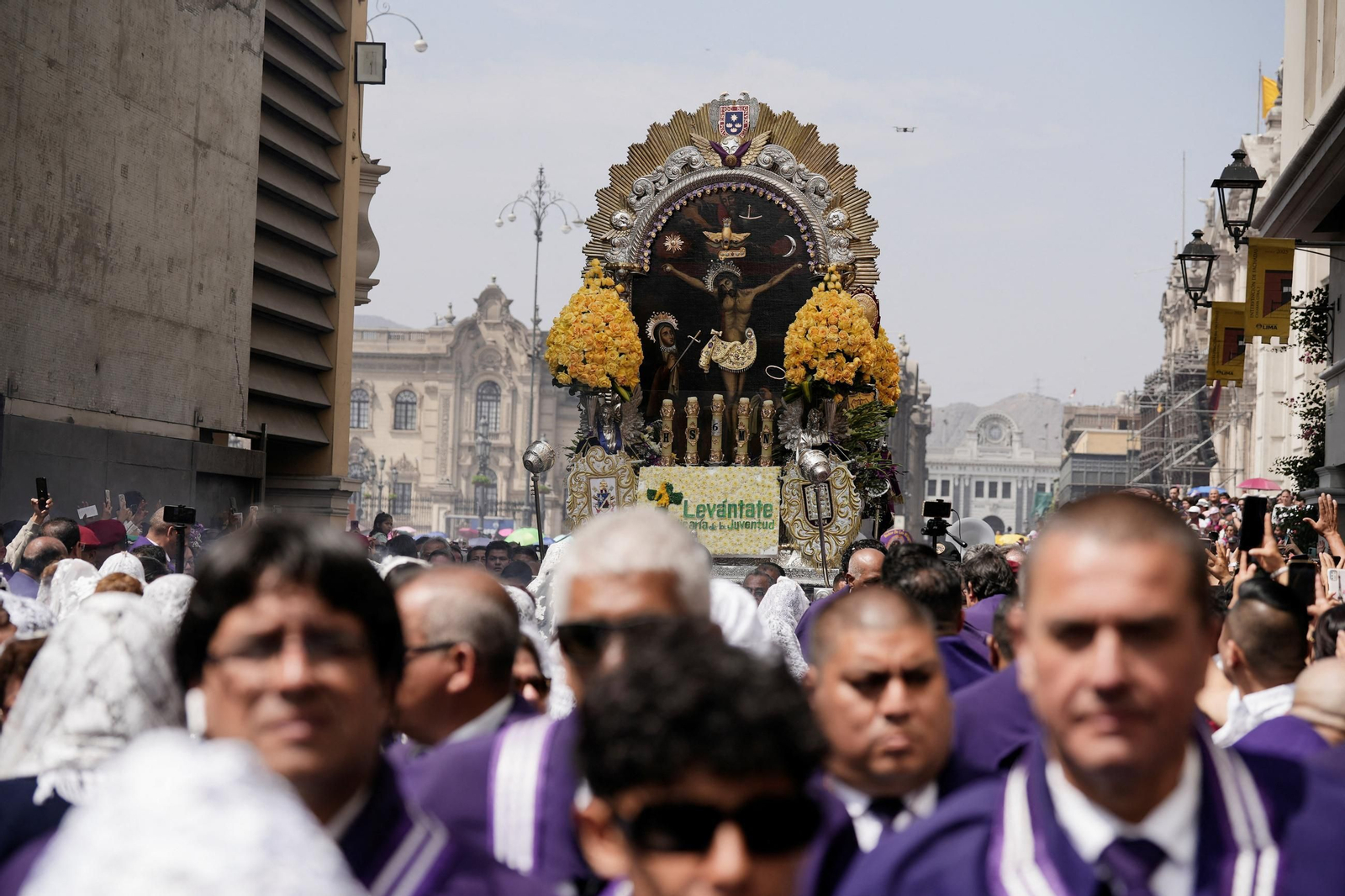 Miles de fieles participan en Lima en la procesión del Señor de los Milagros