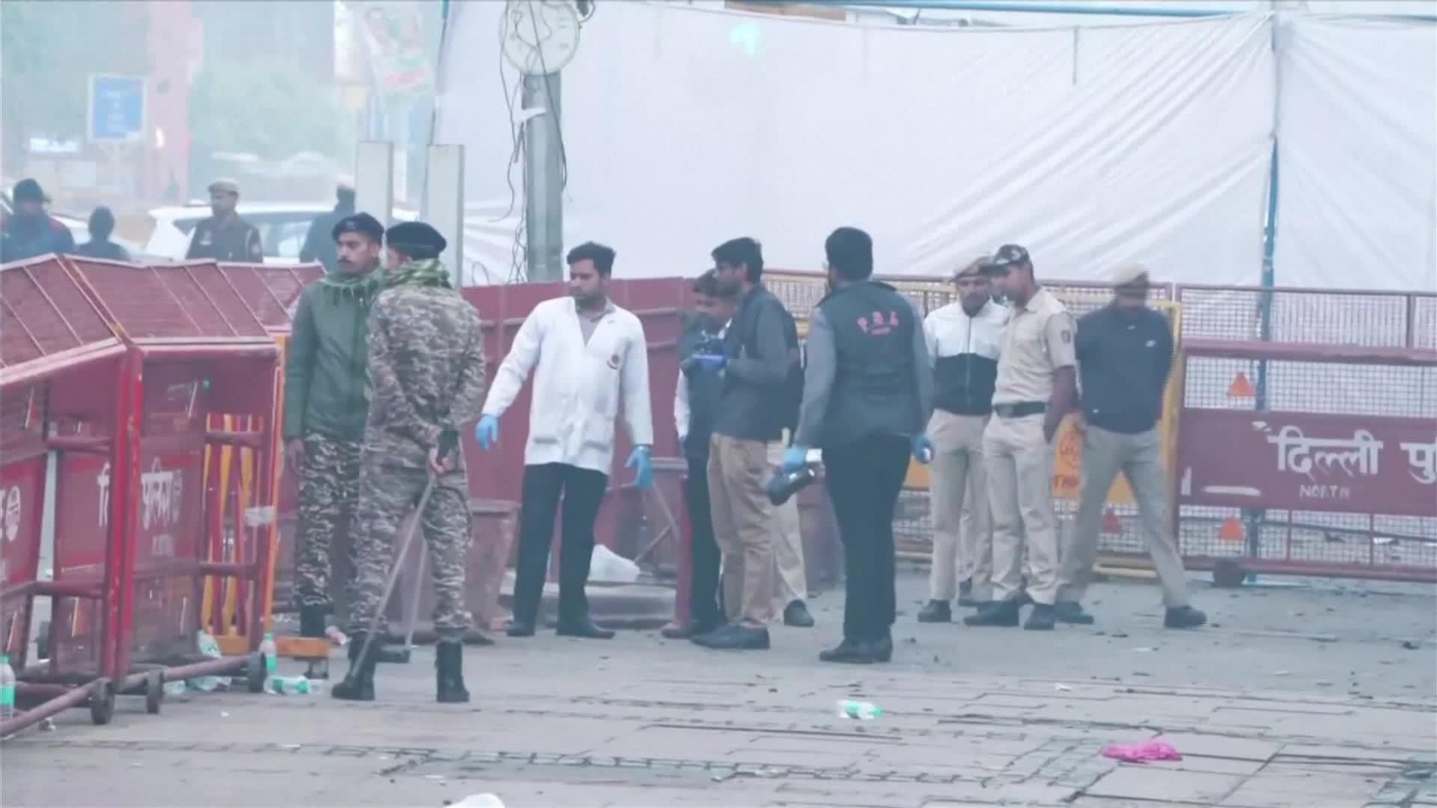 M005-INDIA FORENSES EN LUGAR DEL ATENTADO