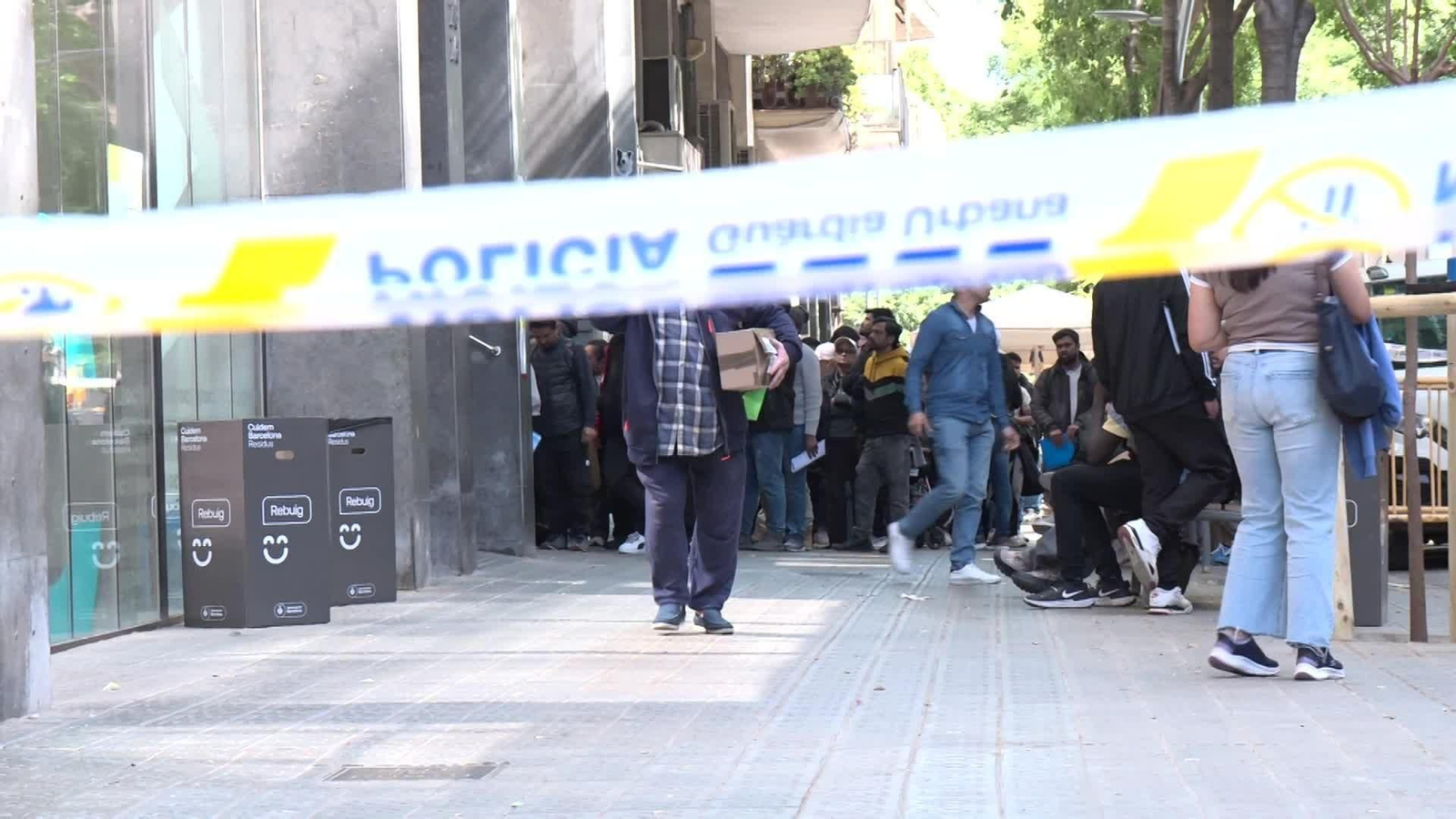 V080-BARCELONA COLAS MIGRANTES REGULARIZACION