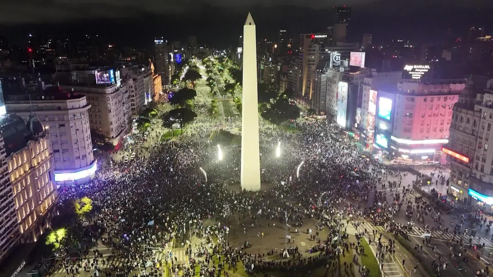 D002-ARGENTINA FANS CELEBRAN VICTORIA PASE SEMIS