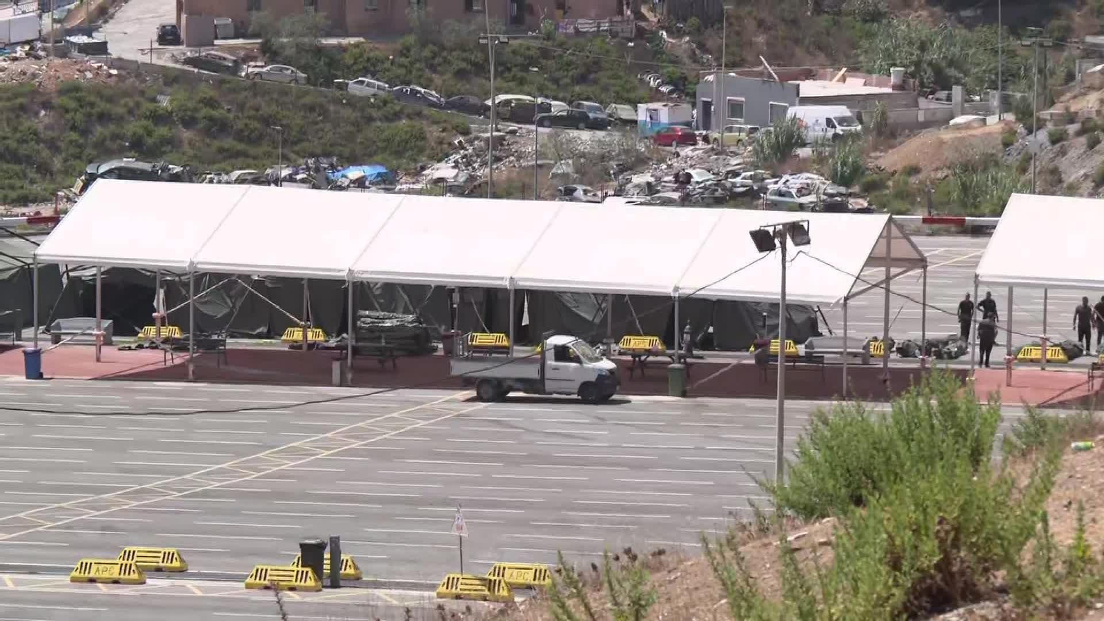 M015-CEUTA MONTAJE CARPAS PARA ACOGER MIGRANTES