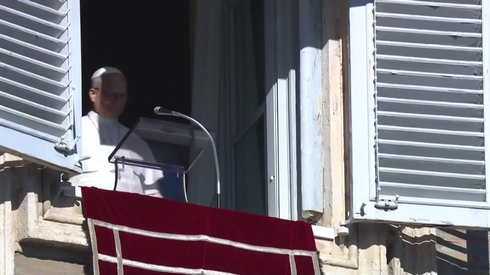 D008-VATICANO PAPA REZO ANGELUS