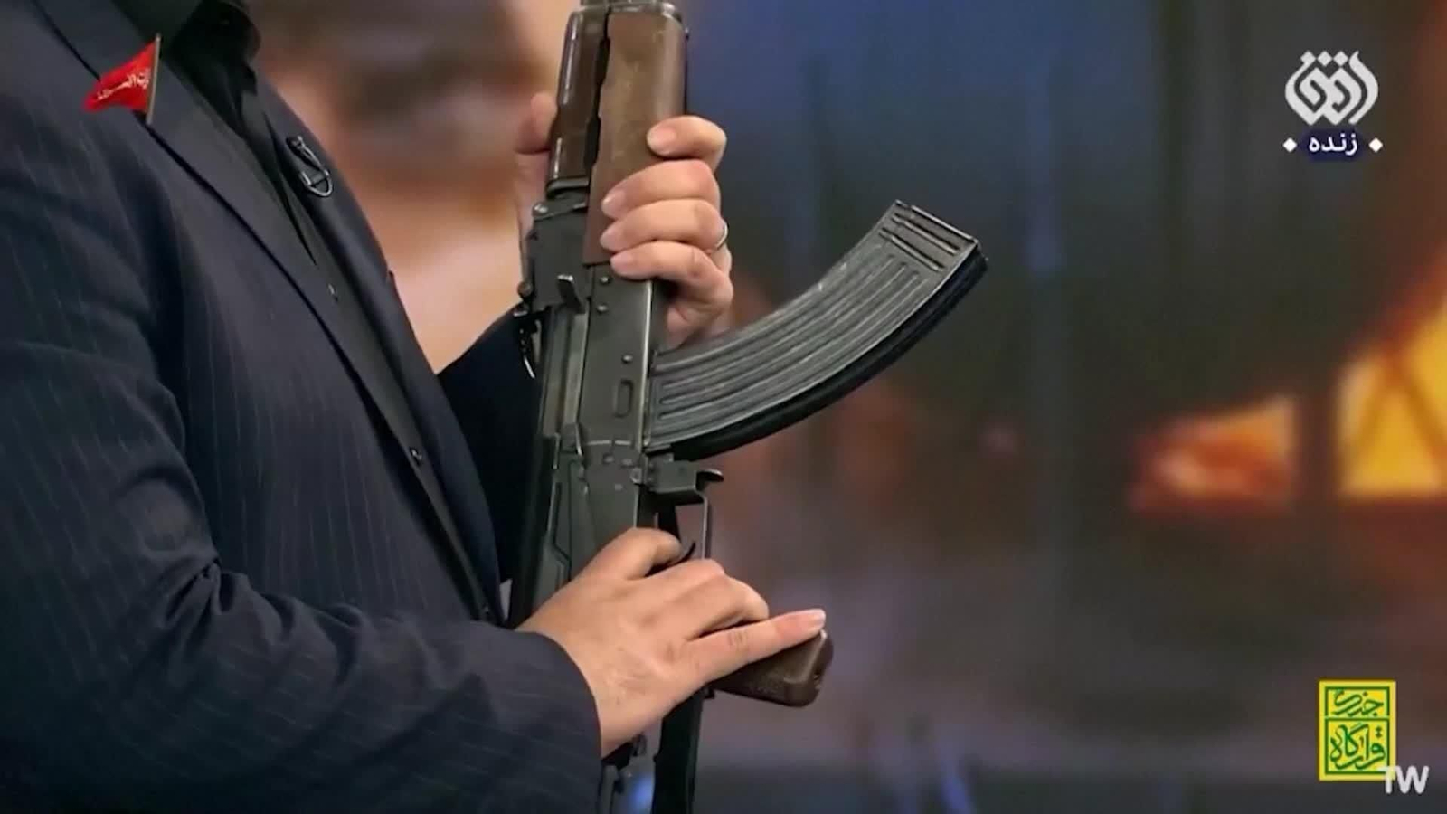 D004-IRAN PRESENTADOR MOSTRANDO MANEJO ARMAS
