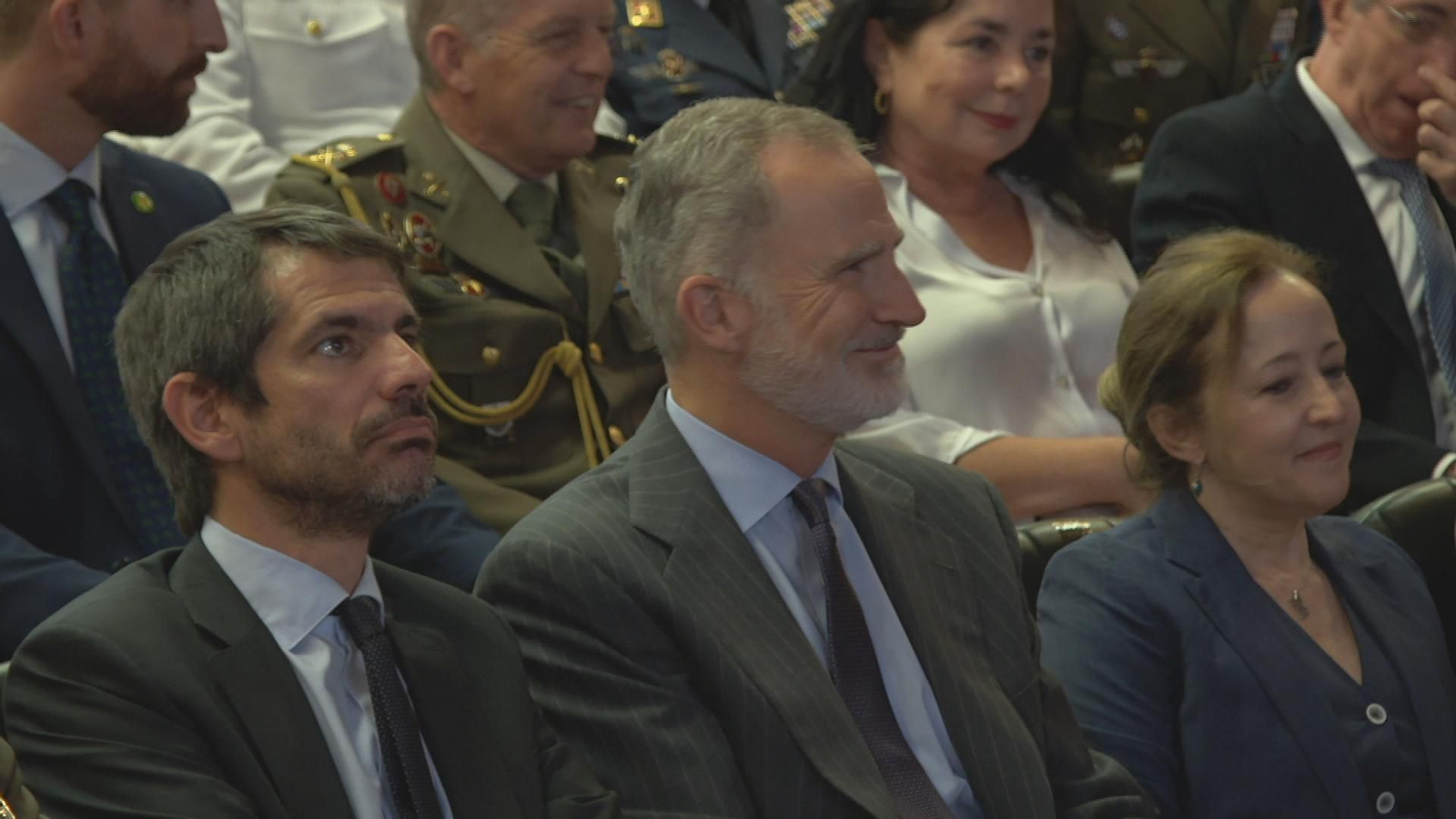 El rey junto al ministro Urtasun en el Museo del Prado