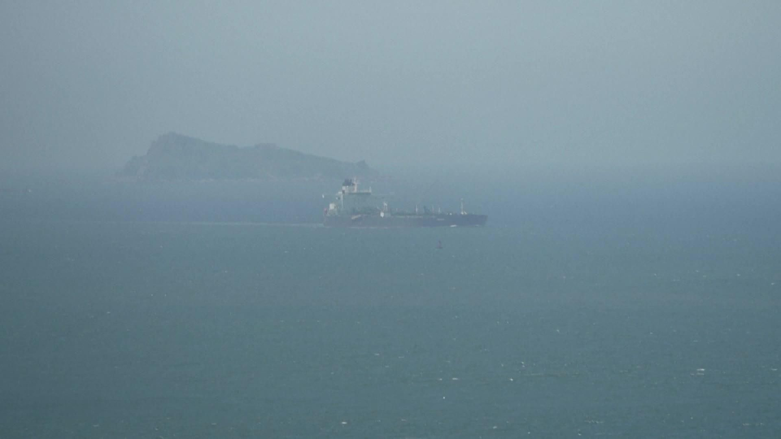 V004-EN EL MAR PETROLERO CRUZA ESTRECHO ORMUZ