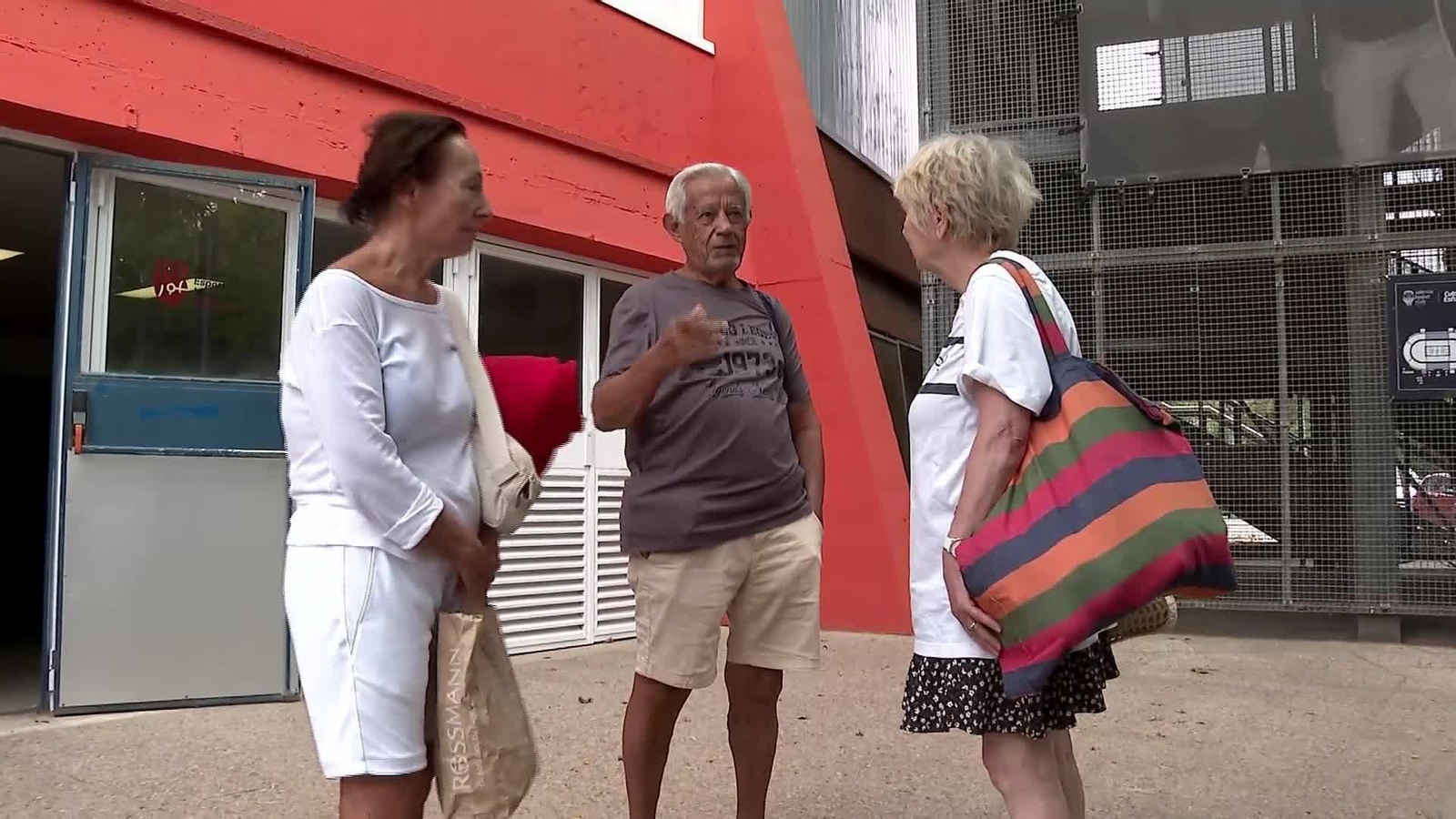 V038-VALENCIA INCENDIO EL SALER DESALOJADOS
