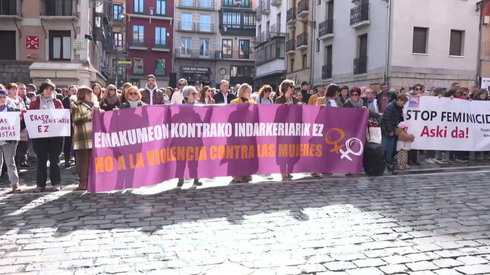 D021-PAMPLONA CONCENTRACION TRAS ASESINATO MACHISTA SARRIGUREN