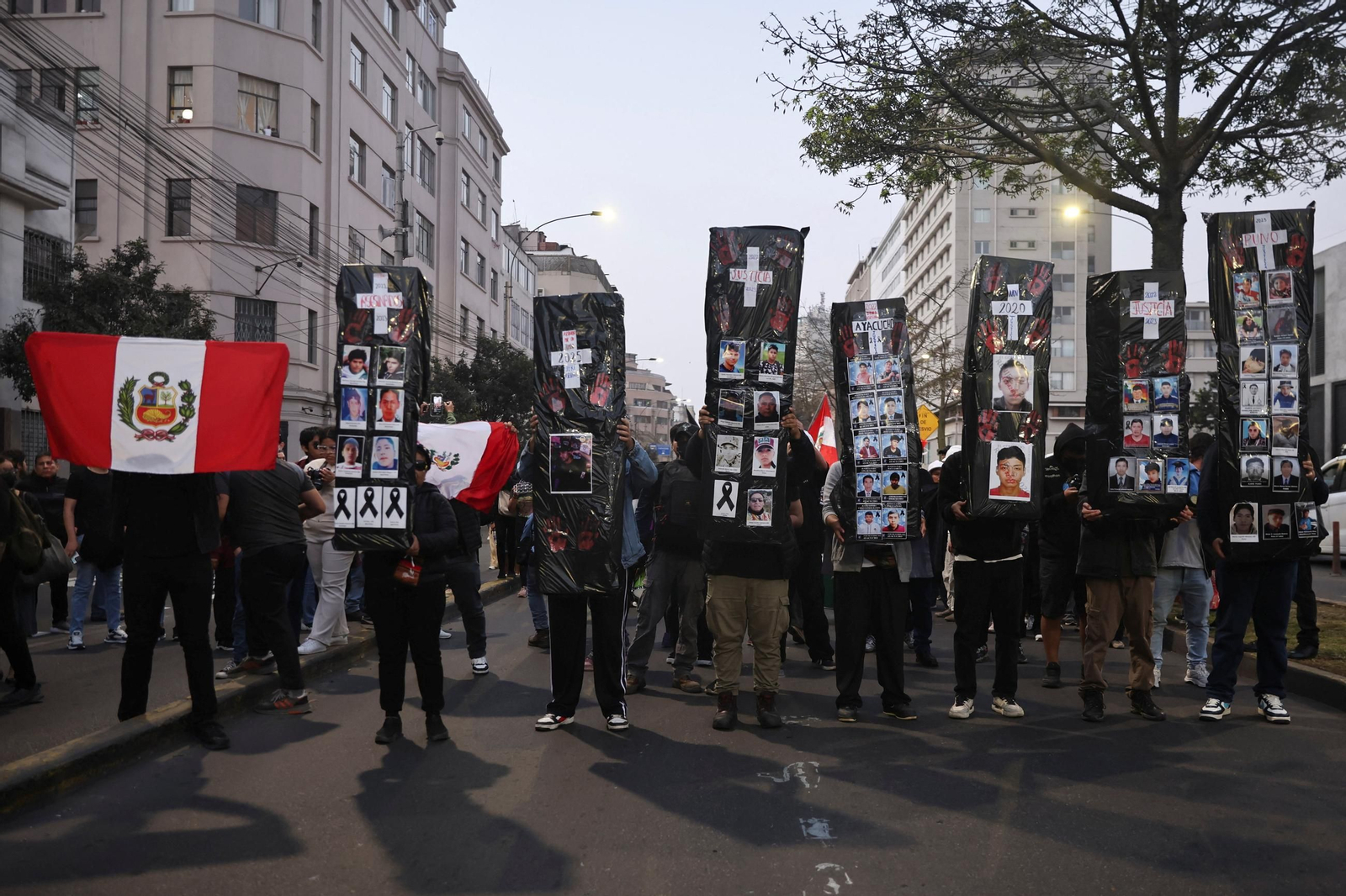 Lápidas simbólicas en Lima contra la inseguridad y el Gobierno de José Jerí Lápidas simbólicas en Lima contra la inseguridad y el Gobierno de José Jerí
