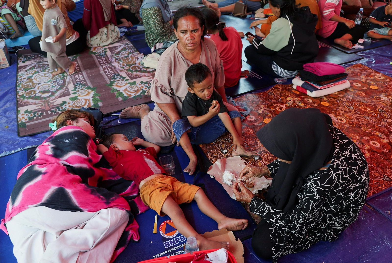 Miles de personas esperan ayuda tras el terremoto de magnitud 7,7 en Indonesia