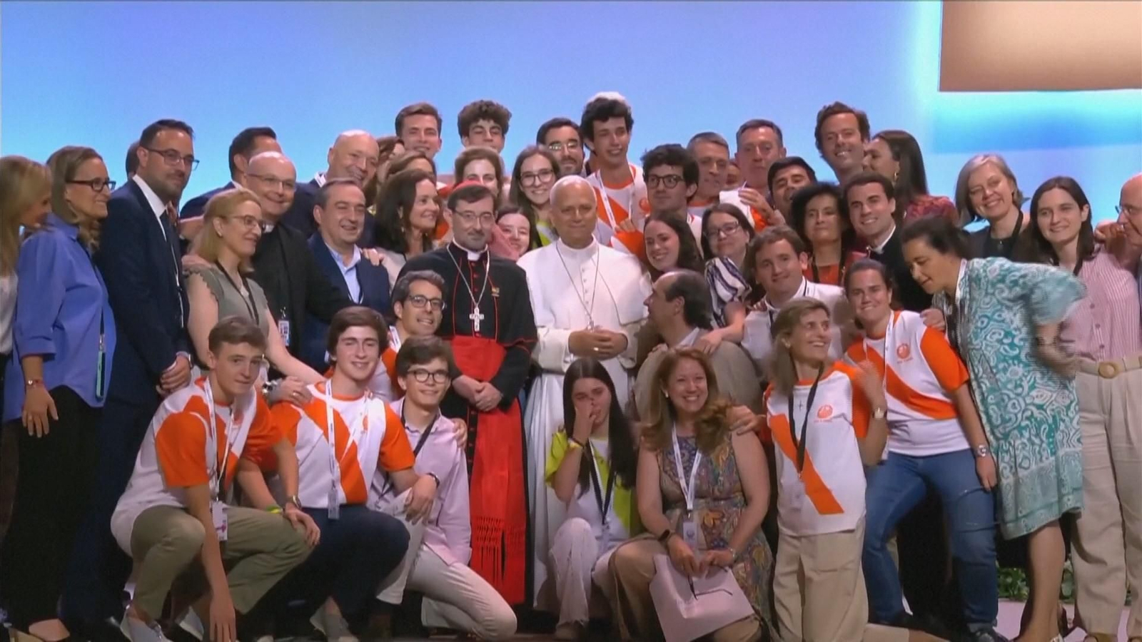Papa con voluntarios en Ifema