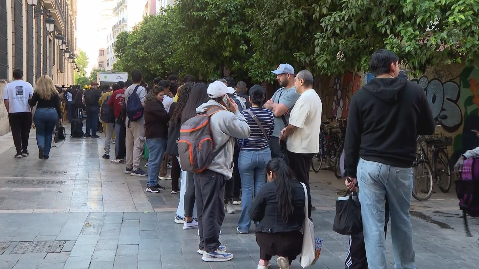 L043 VALENCIA COLAS REGULARIZACION MIGRANTES frame 2327