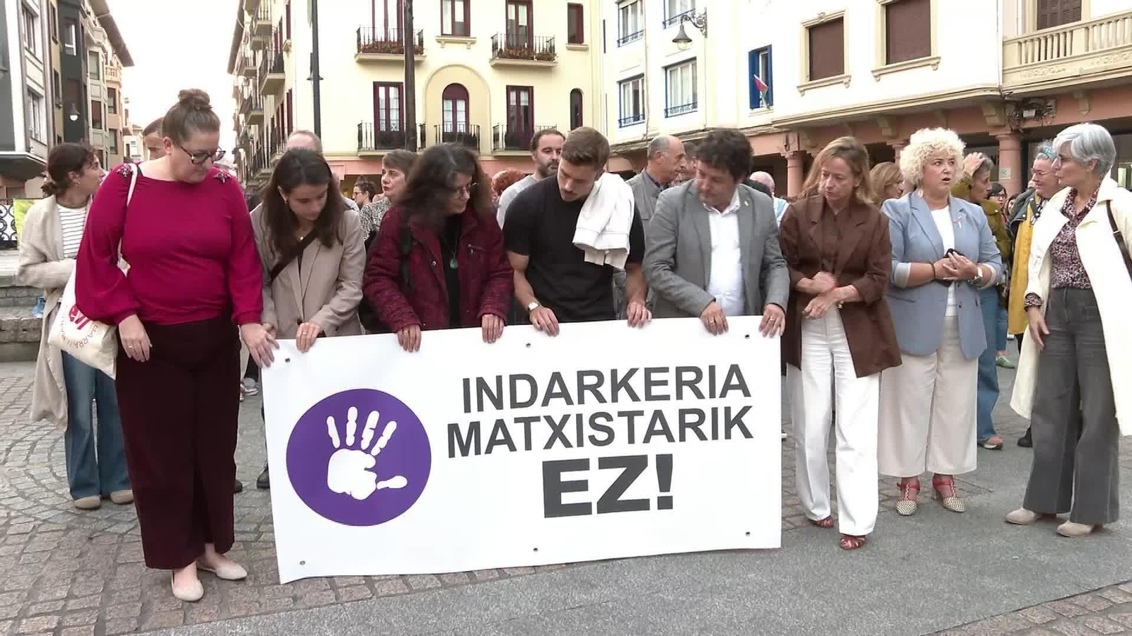 V067-GIPUZKOA CONCENTRACION VIOLENCIA MACHISTA ZARAUTZ  - TAPAR ROSTROS AGENTES