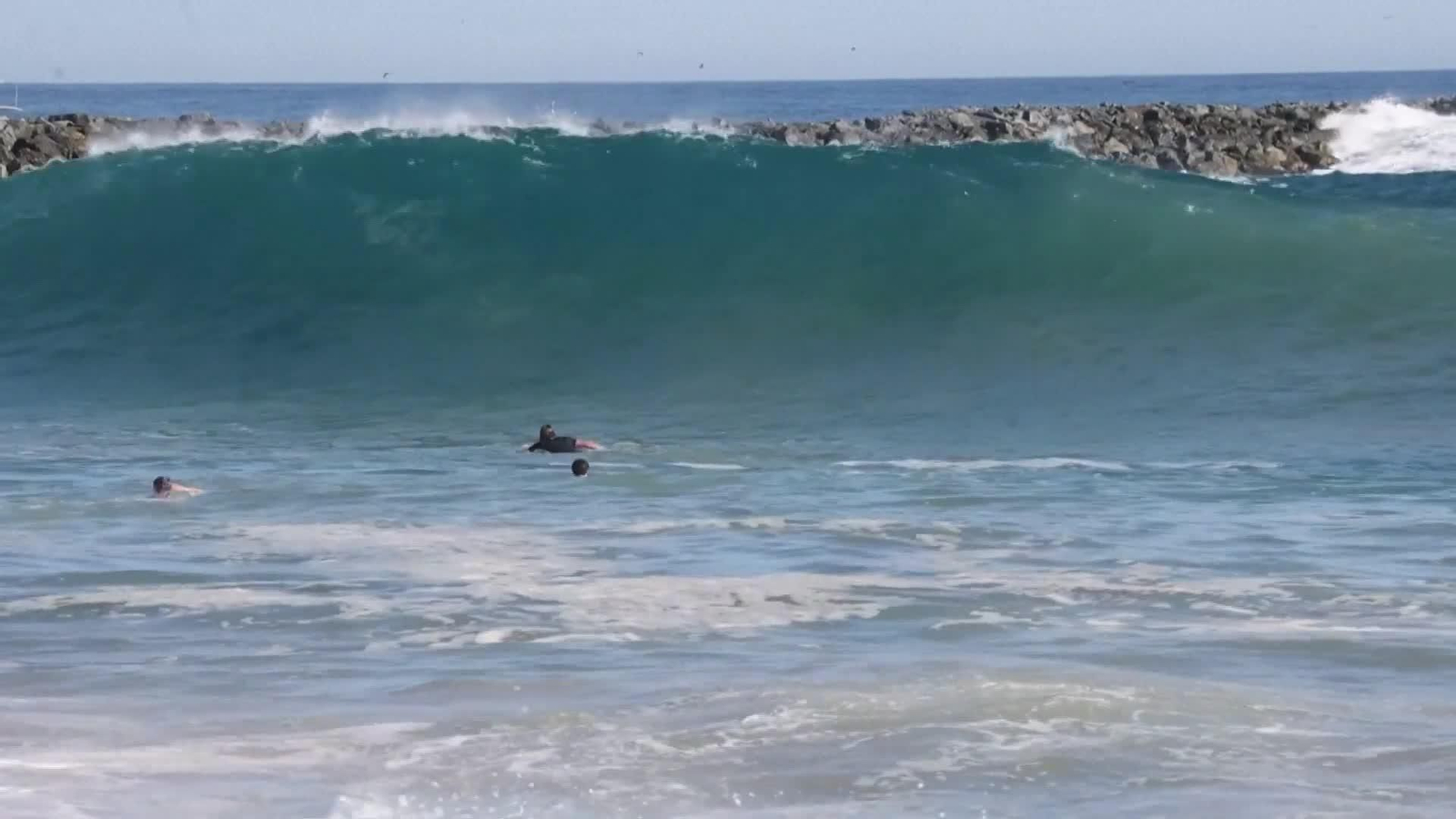 D005-EEUU CALIFORNIA HURACAN MARIE PLAYA SURF OLAS GIGANTES