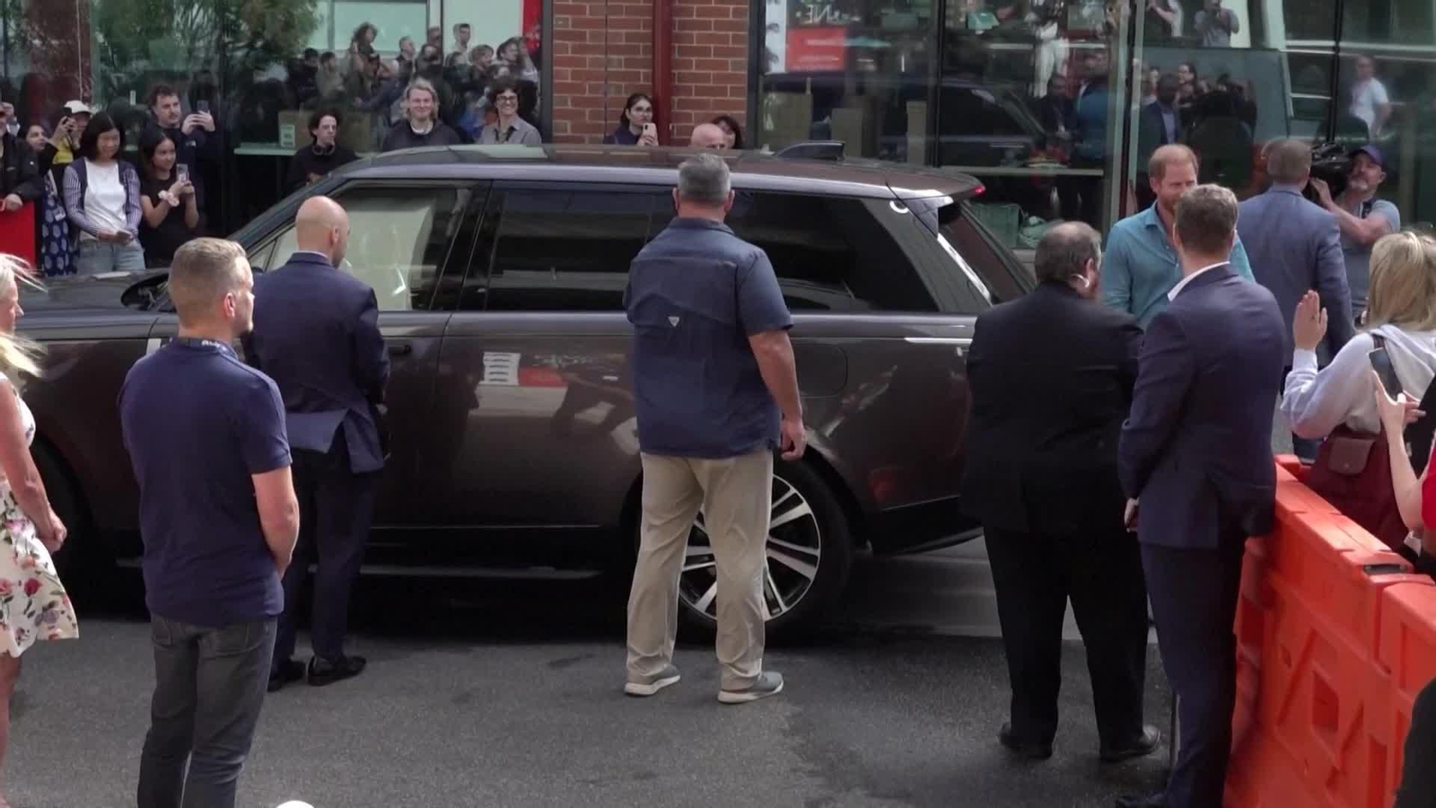 J008-AUSTRALIA HARRY Y MEGHAN SE SIENTEN ACOSADOS