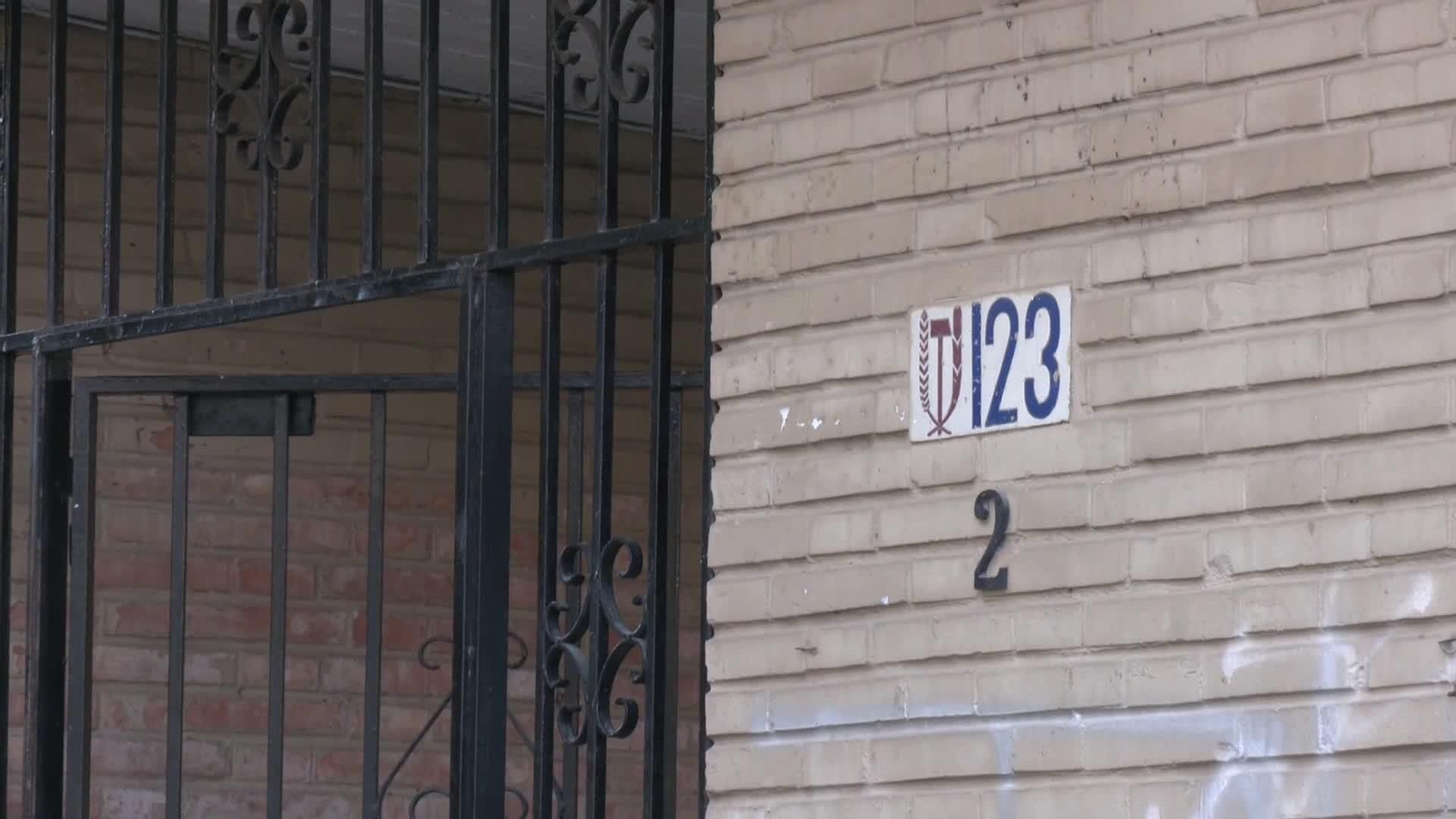 X033-SEVILLA BEBE ABANDONADO