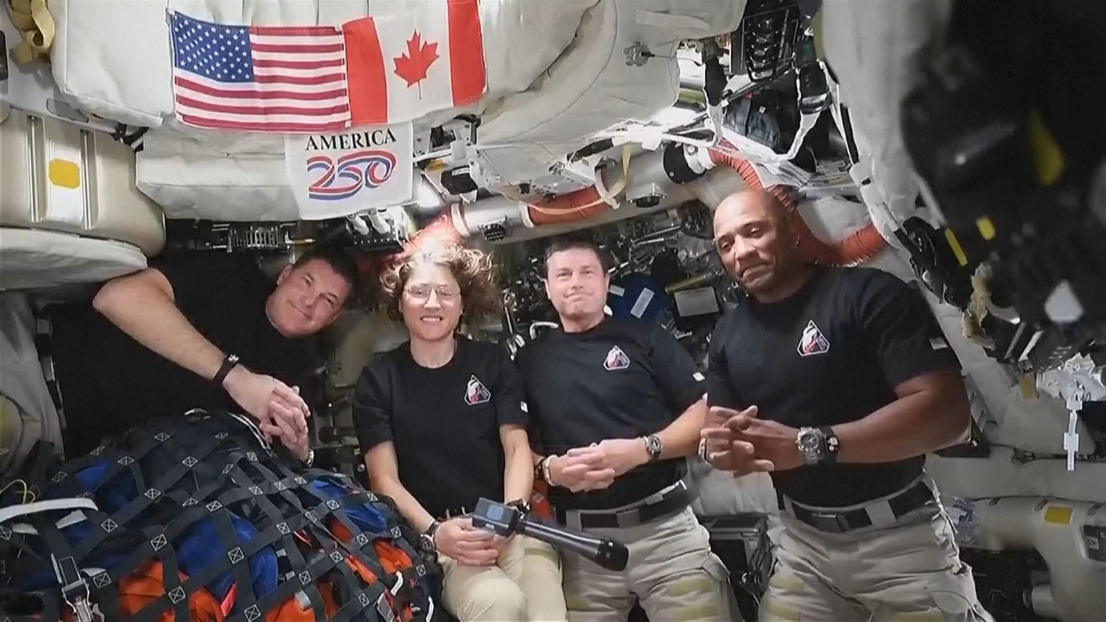 M004 EN EL ESPACIO FELICITACION TRUMP ASTRONAUTAS ARTEMIS II frame 10913