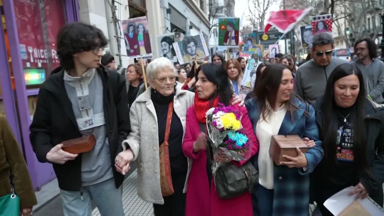 S005-ARGENTINA DICTADURA FAMILIAS RESTOS