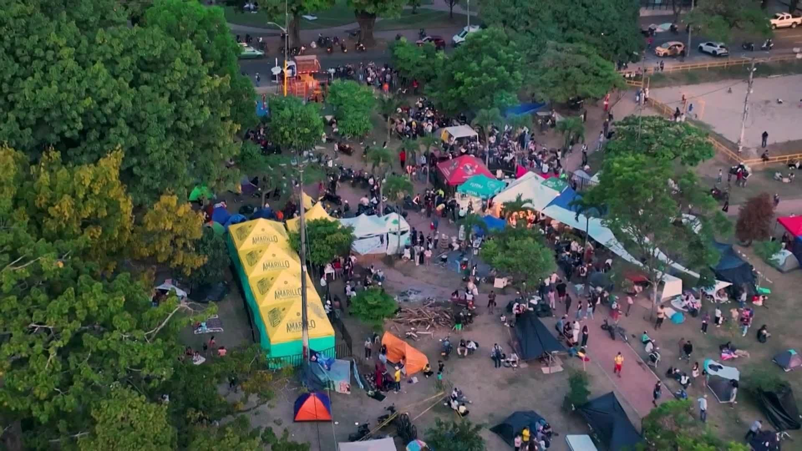 V054-COLOMBIA SUPERVIVIENTES ACAMPAN EN LA CALLE