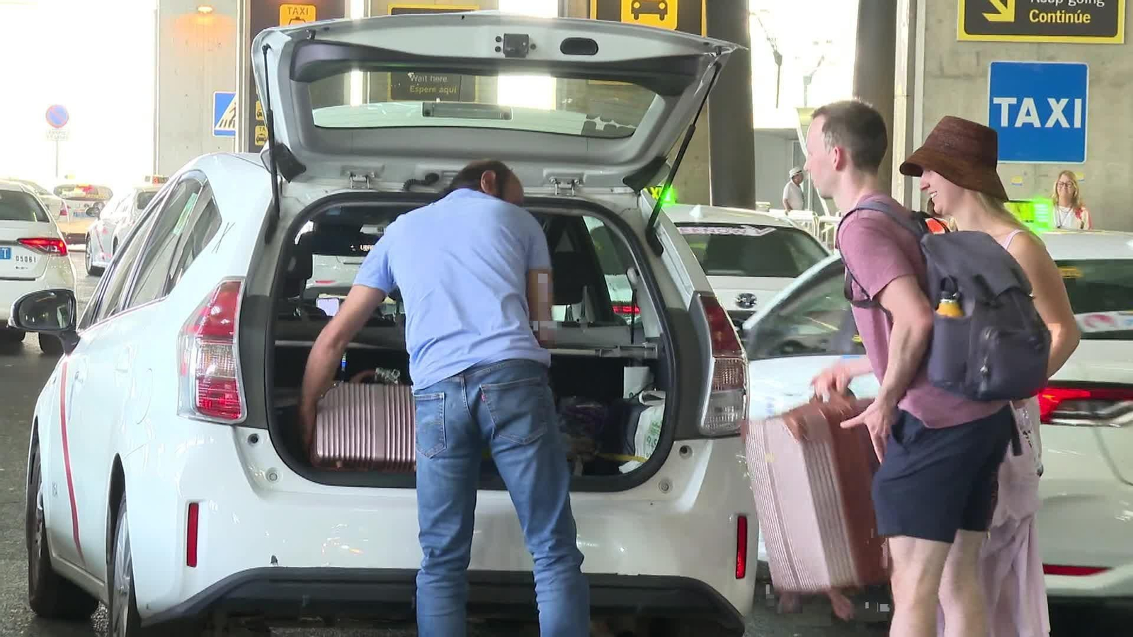 Los que vuelven se cruzan  con los que inician las vacaciones