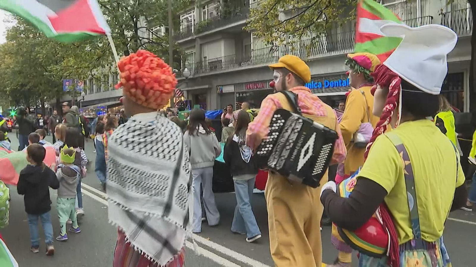 Miles de personas recuerdan en Bilbao a los más de 20.000 niños muertos en Gaza Miles de personas recuerdan en Bilbao a los más de 20.000 niños muertos en Gaza