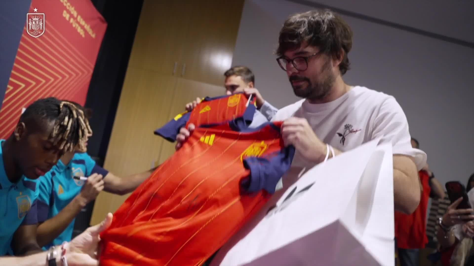 va jugadores seleccion firman camisetas