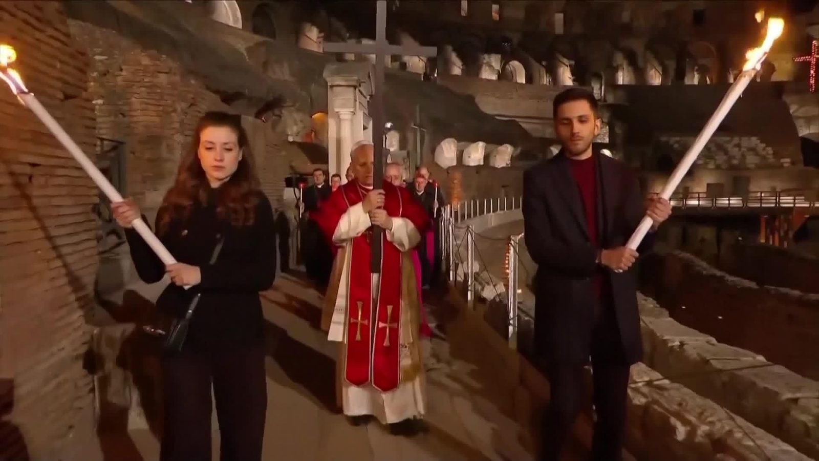 León XIV carga con la cruz durante todo el via cruzis del viernes santo