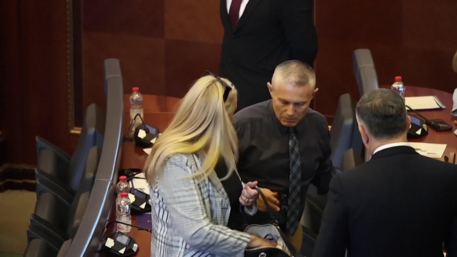 va lanza huevos diputada kosovar