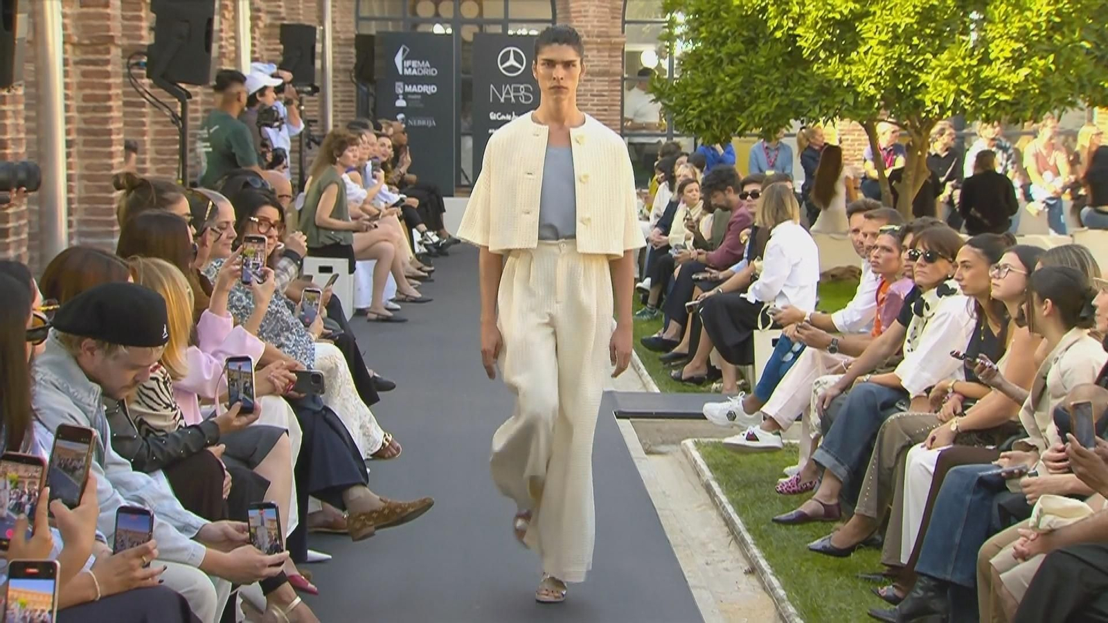 V033 MADRID FASHION WEEK DESFILE MAISON MESA frame 1393