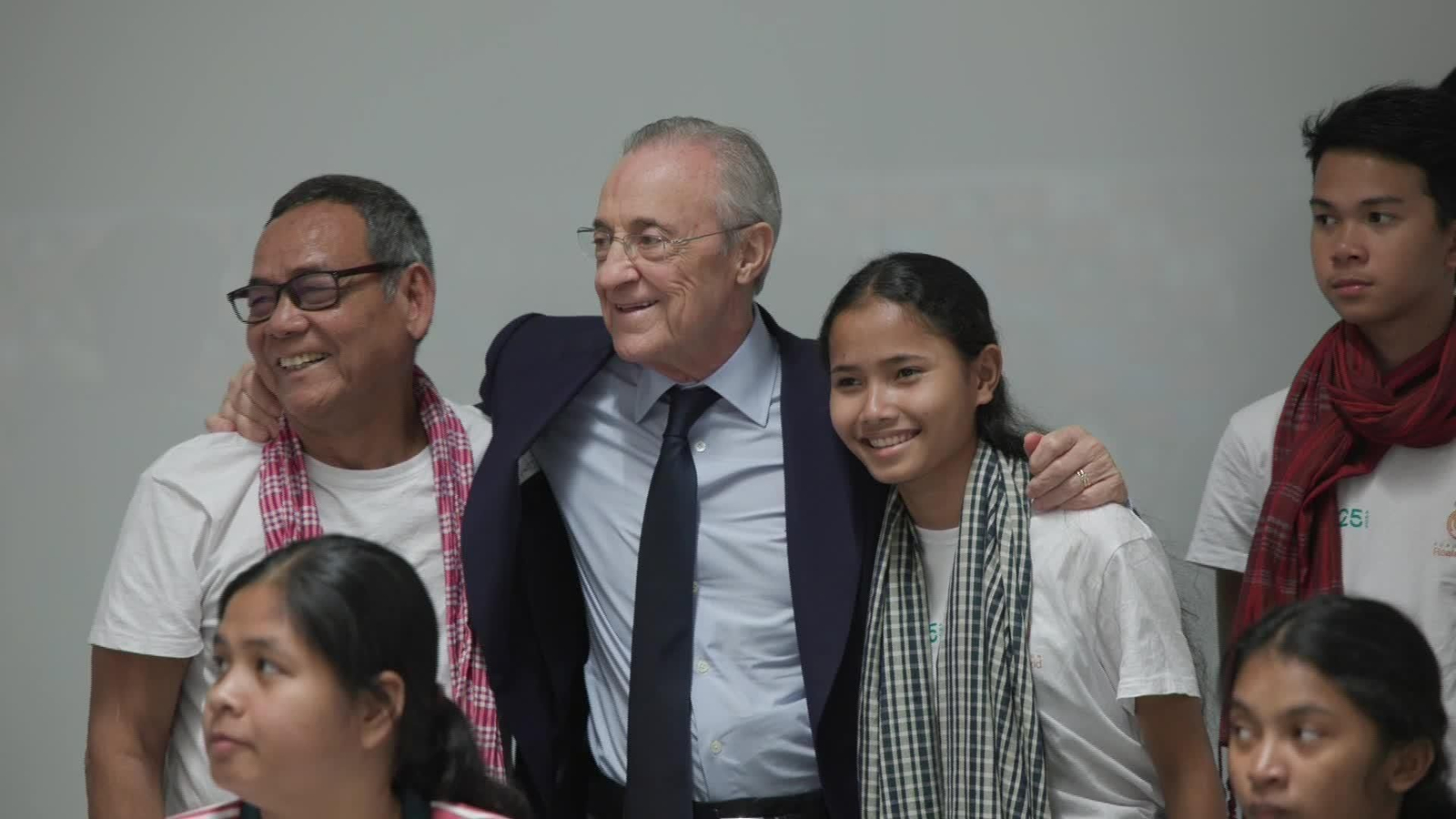 V092-MADRID FLORENTINO CON NIÑOS CAMBOYA