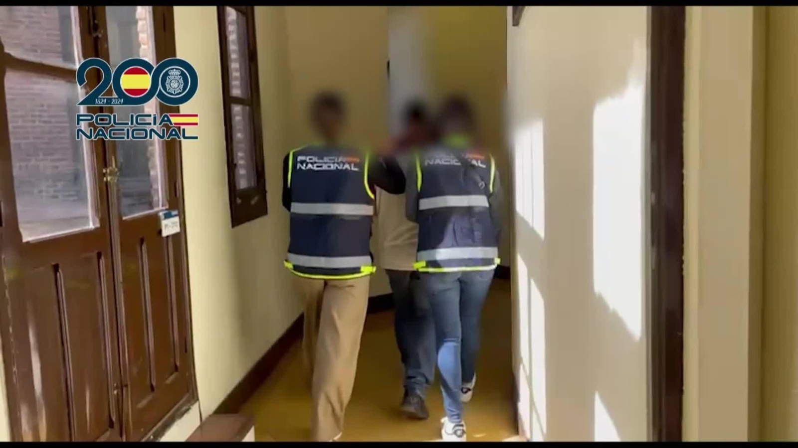 V013-IMAGENES POLICIA ESTAFA JOVENES FUTBOLISTAS LATINOS