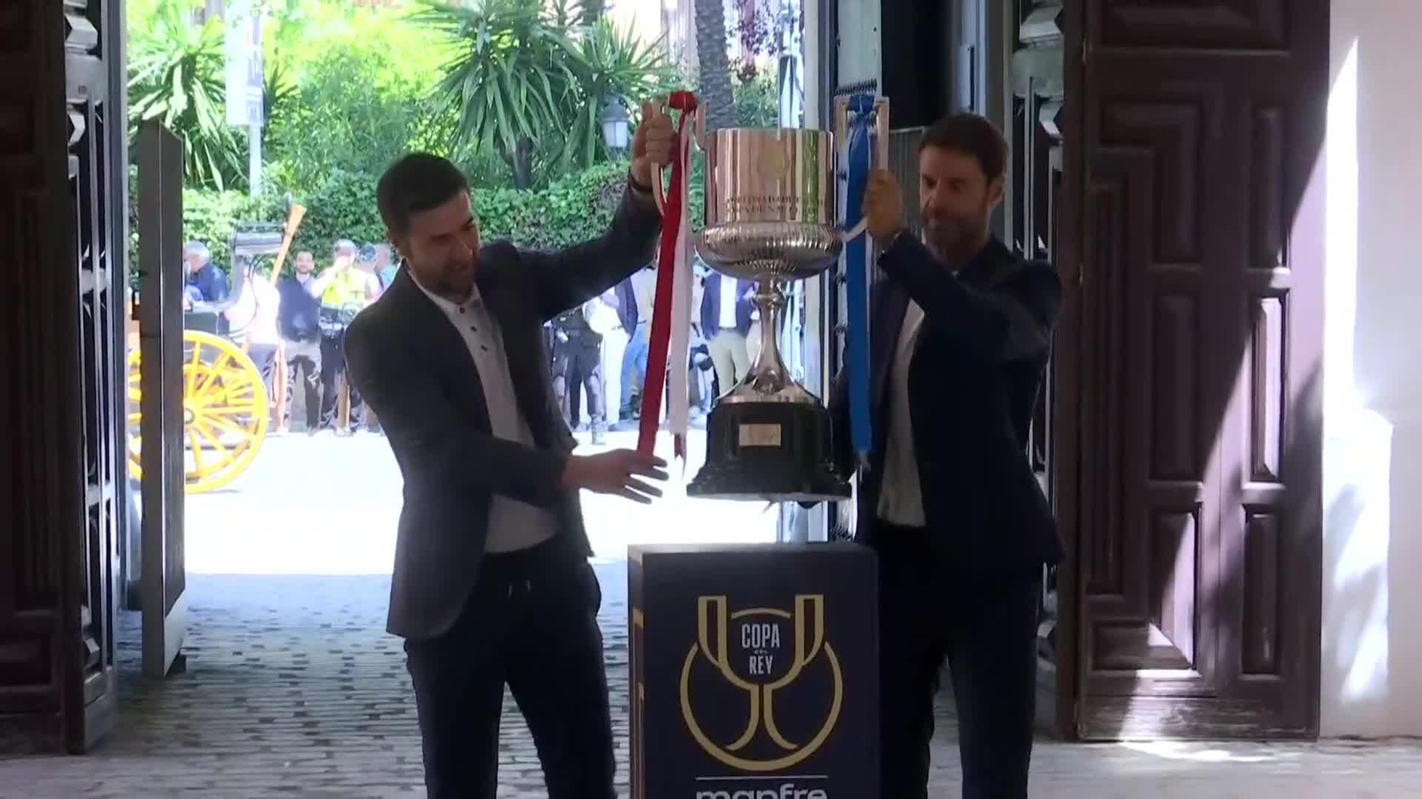 va juanma moreno recibe copa del rey