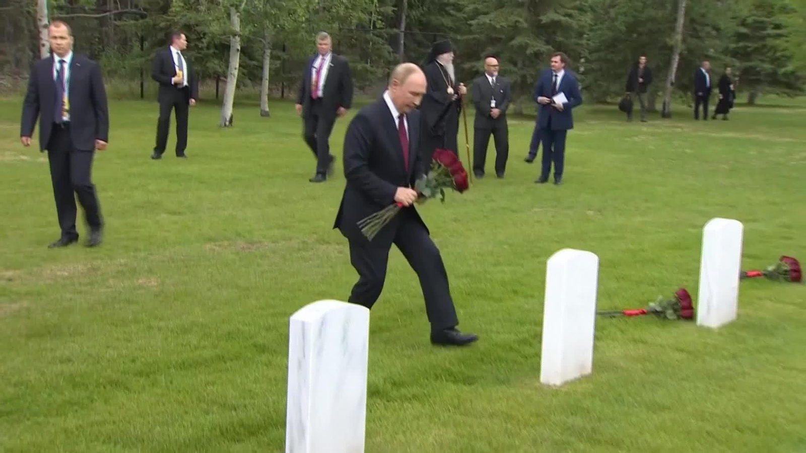 S006-EEUU PUTIN TUMBAS SOLDADOS