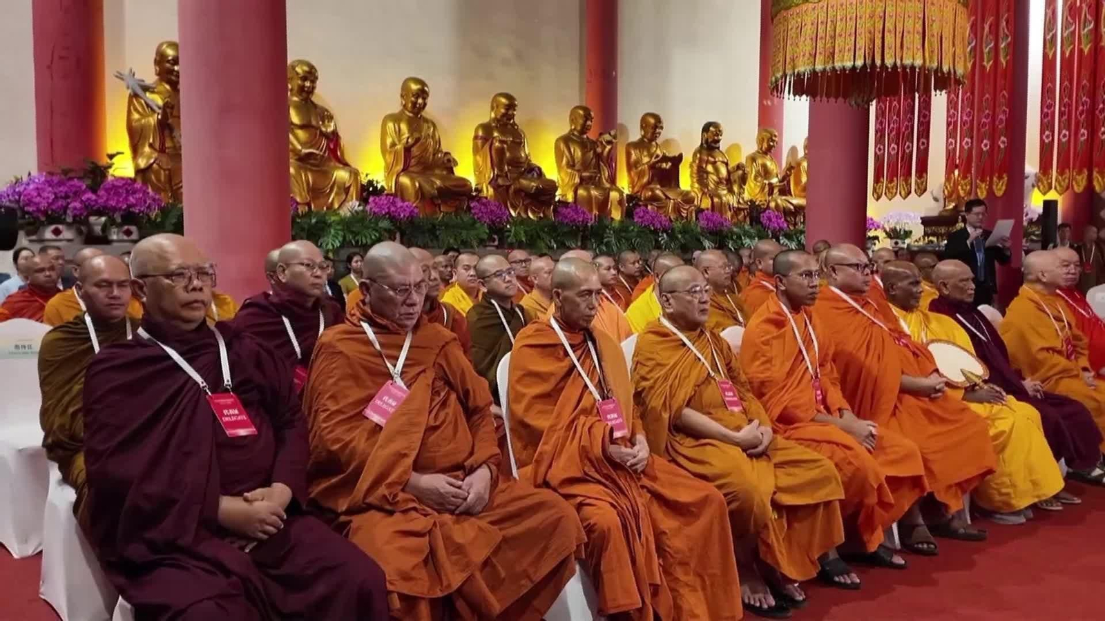 S004-CHINA MONJES BUDISTAS REZAN POR PAZ MUNDIAL