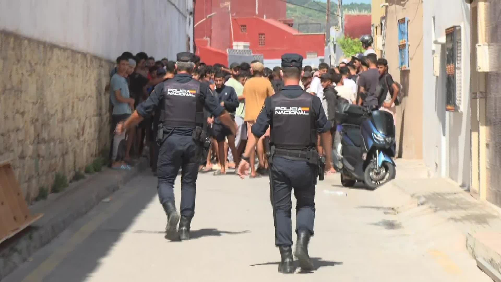 D033-CEUTA TRASLADO MIGRANTES POLICIA
