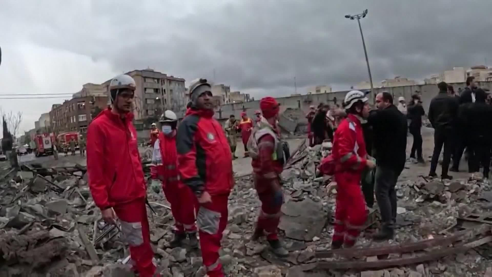 M042-IRAN BUSCA VICTIMAS ENTRE EDIFICIOS BOMBARDEADOS