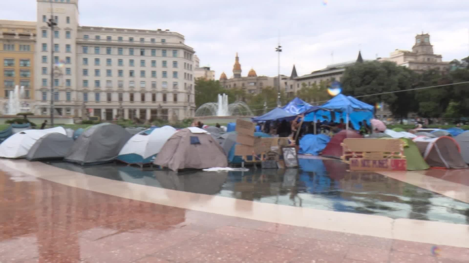 J080-BARCELONA ACAMPADA BAJO LLUVIA