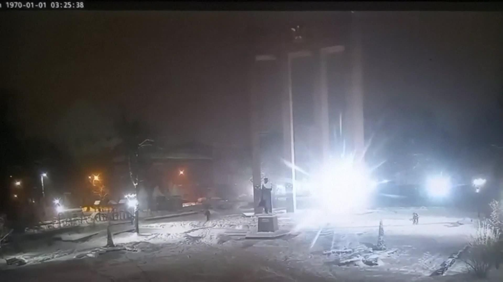 J006-UCRANIA BOMBA CERCA MONUMENTO