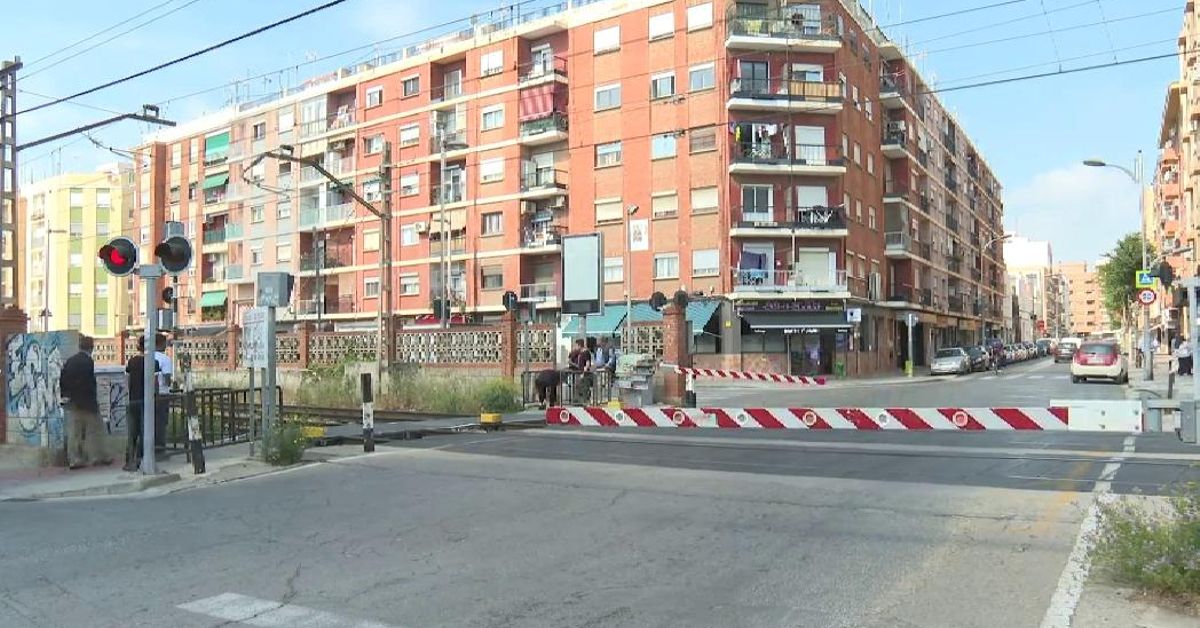 Una joven de 19 años muere al ser arrollada por un tren en un paso a ...