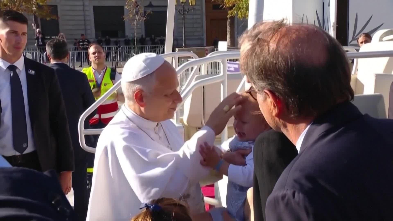 va papa bendice bebes