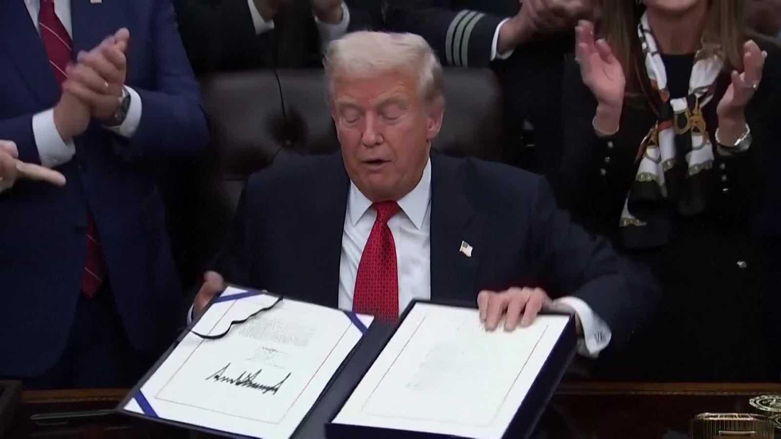 va trump firma dolares