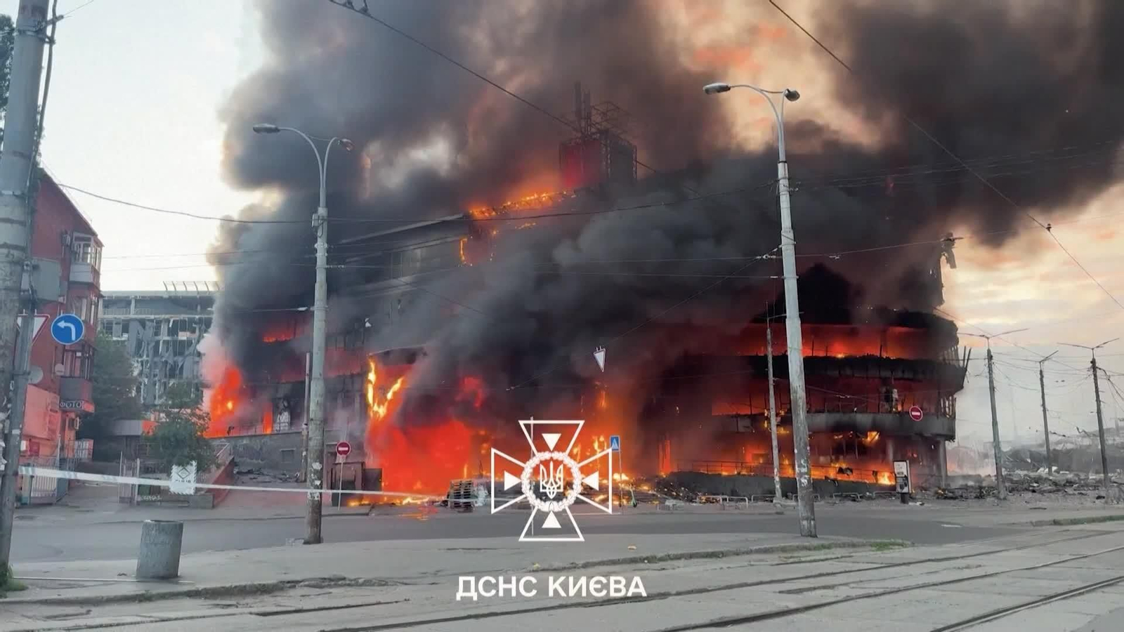 D004-UCRANIA BOMBEROS KIEV TRAS ATAQUE RUSO
