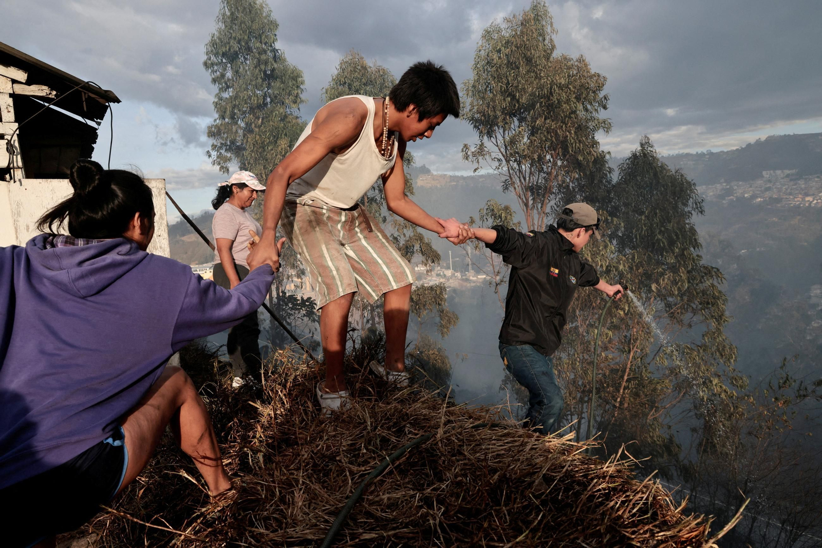 Un incendio forestal cerca de una zona residencial en Quito moviliza a bomberos y voluntarios